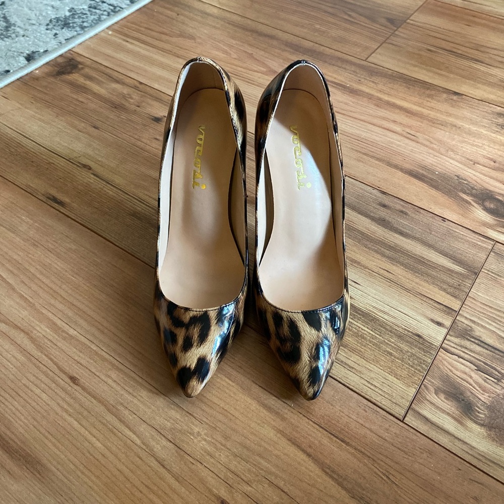 Vocosi cheetah print heels